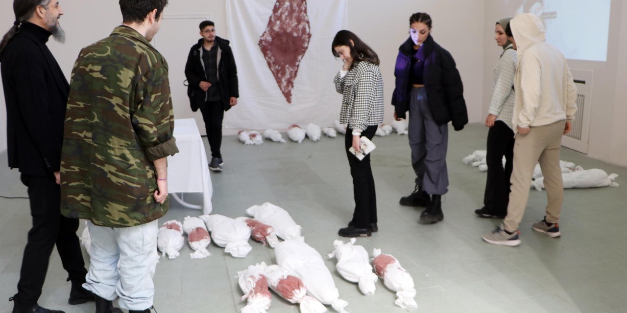 Sanatçılar, Gazze İçin Gerçek Kan Kullandıkları +18 Sergisi Açtı