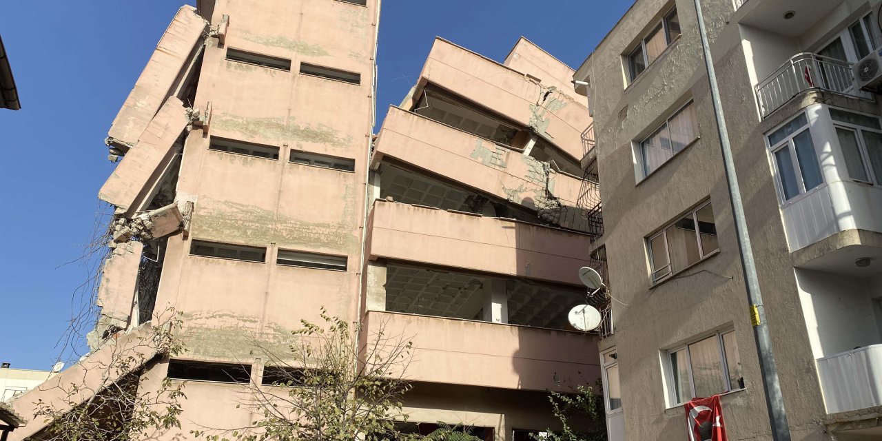 Okul Binası Yıkımda Yan Yatınca Evlerinden Tahliye Edilenler Geceyi Yakınlarının Yanında Geçirdi