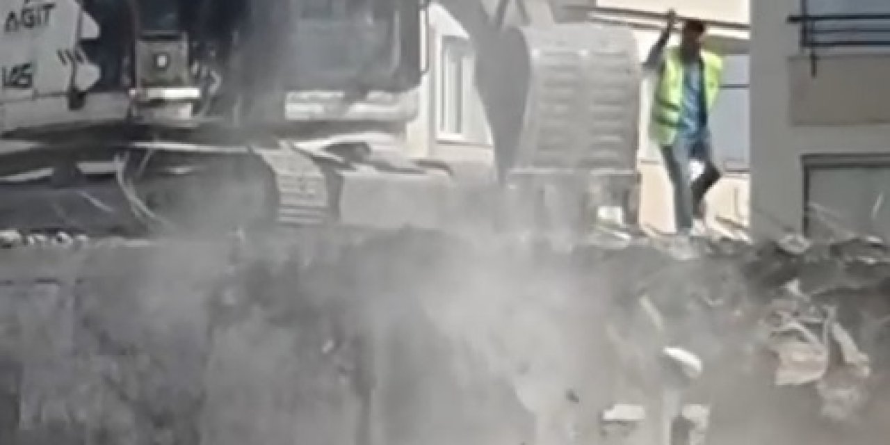 14 Katlı Binanın Yıkımı Sırasında Çatıda Dans Etti