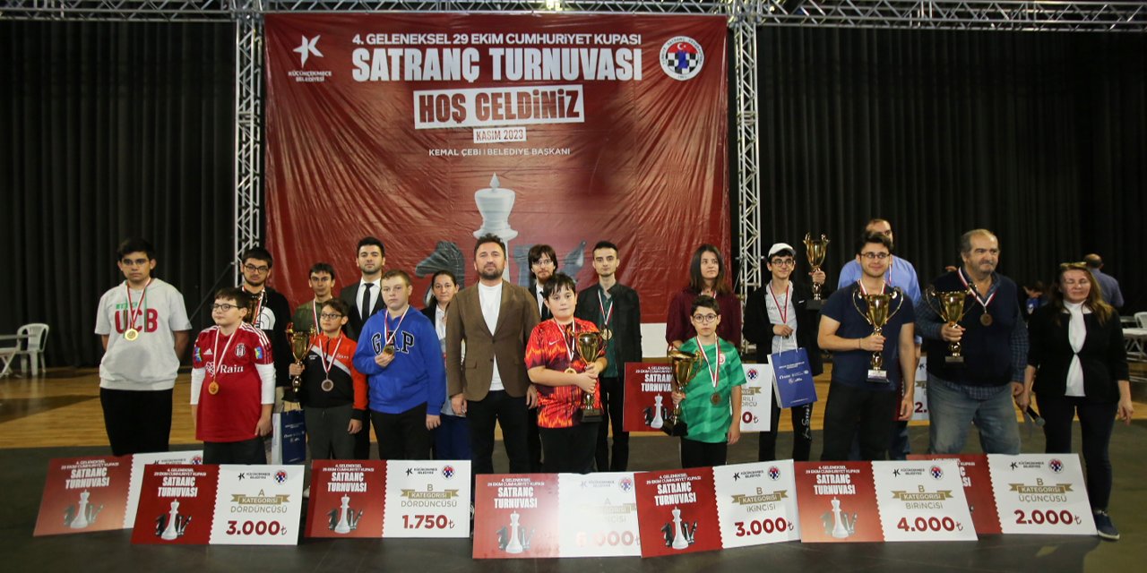 29 Ekim Satranç Turnuvası'nda Ödüller Sahiplerini Buldu