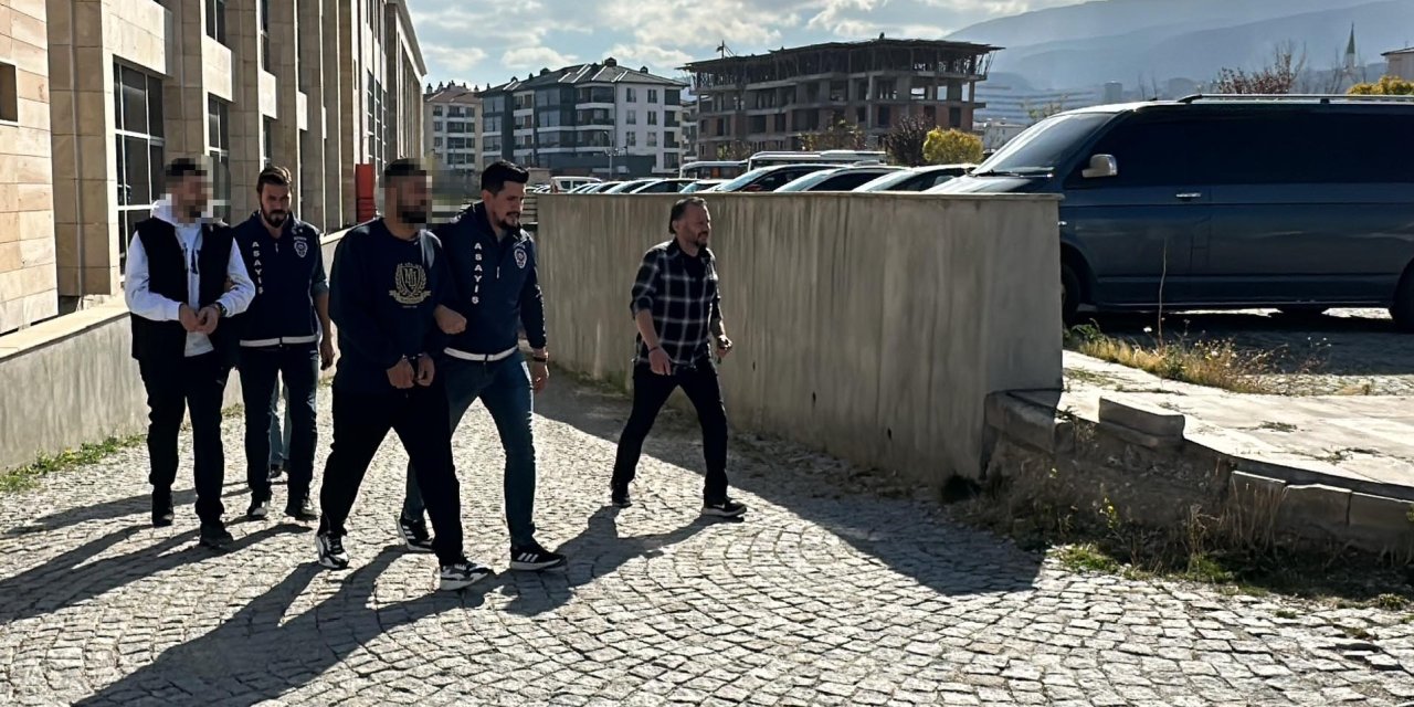 Kütahya’daki Galericiye Silahlı Saldırı Şüphelileri ‘Tetikçi’ Çıktı, Yeniden Gözaltına Alındılar