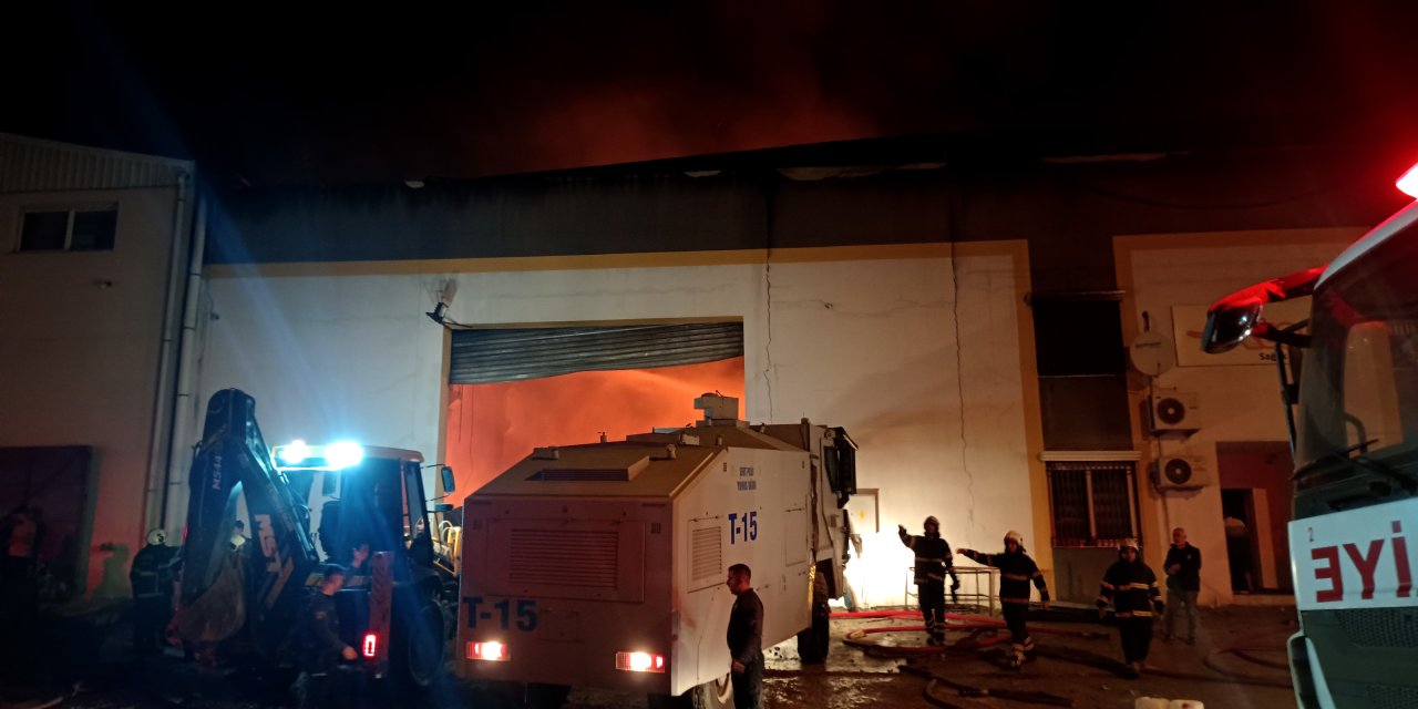 Adana'da, Sağlık Ürünlerinin Üretildiği Fabrikada Çıkan Yangın Söndürüldü