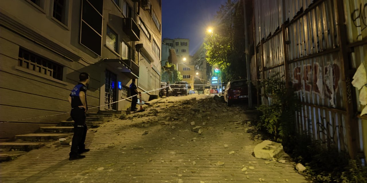 Beyoğlu'nda Metruk Binadan Beton Parçaları Düştü; 3 Otomobil Hasar Gördü