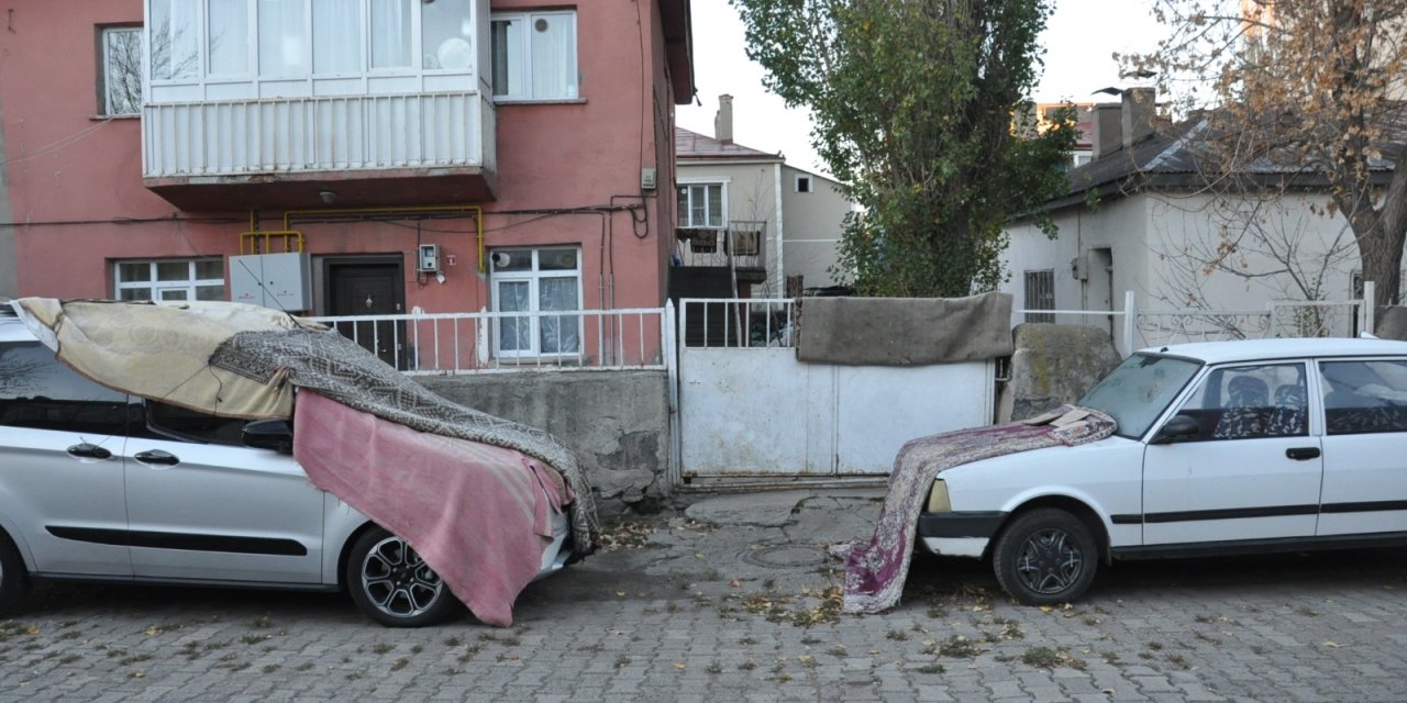 Kars'ta Sıcaklık Eksi 6 Dereceye Düştü; Araçlar İçin Battaniyeli Önlem