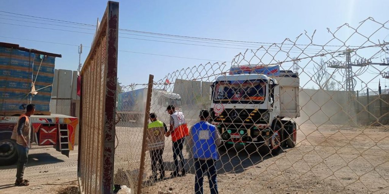 Filistin Kızılayı, İnsani Yardım Yüklü 93 Kamyonu Daha Teslim Aldı