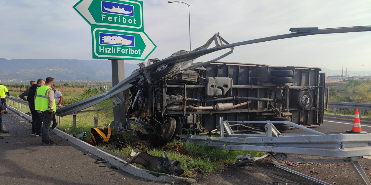 Bursa'da Devrilen Kamyonet, Bariyerlere Çarptı