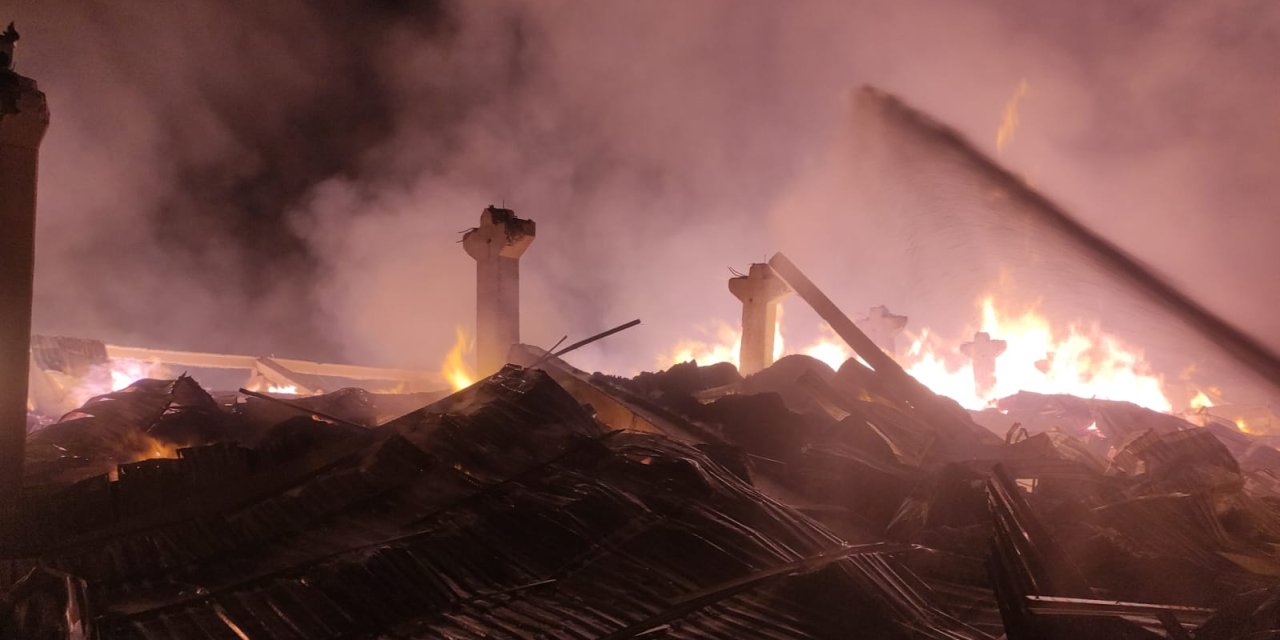 8 Saat Süren Fabrika Yangınında, 3 Bin Ton Pamuk Kül Oldu