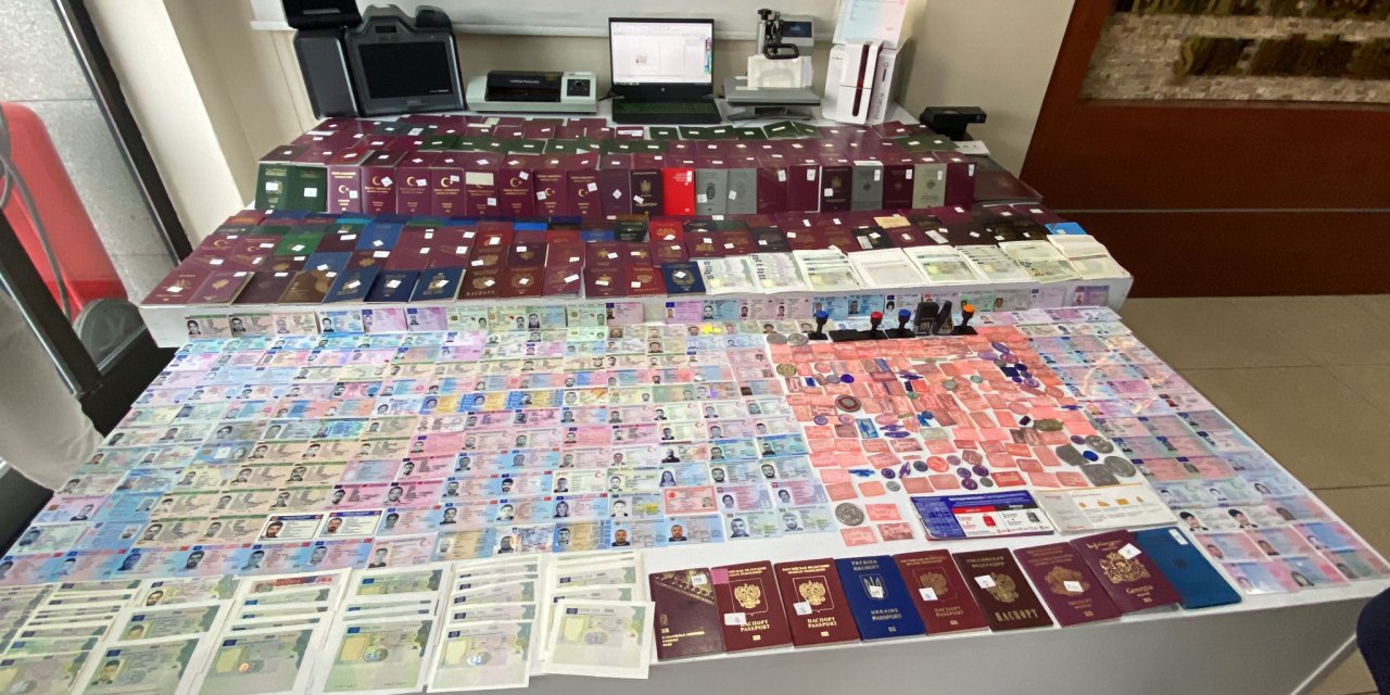 İstanbul'da Sahte Belgeyle Göçmen Kaçakçılığı Yapan Şüpheli Yakalandı