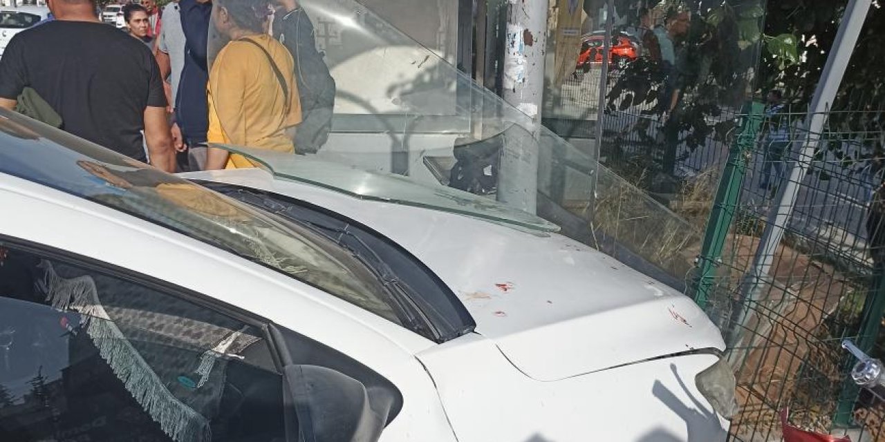 Otomobil Okul Çıkışı Saatinde Durağa Daldı; 3 Öğrenci Yaralandı