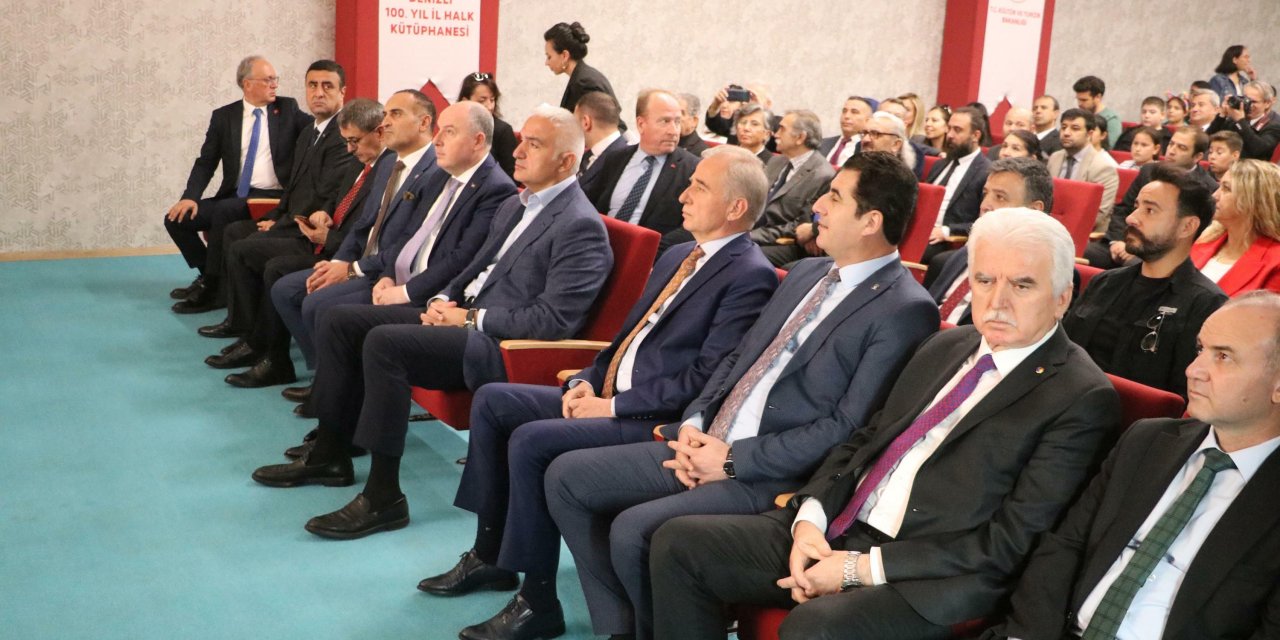 Bakan Ersoy: Lütfen Çocuklarınızla Kütüphanelere Gelin