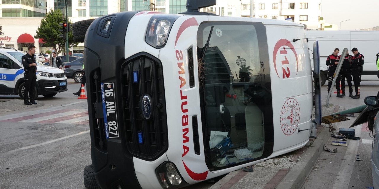Otomobille Çarpışan Ambulans Kırmızı Işıktaki Aracın Üzerine Devrildi: 2 Yaralı
