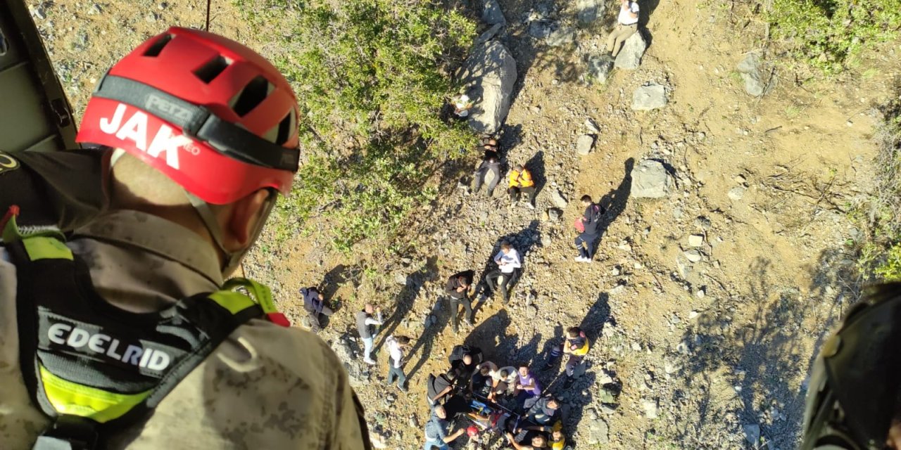 Jandarmanın Sikorsky S70'i, Kayalıklardan Düşen Avcı İçin Havalandı