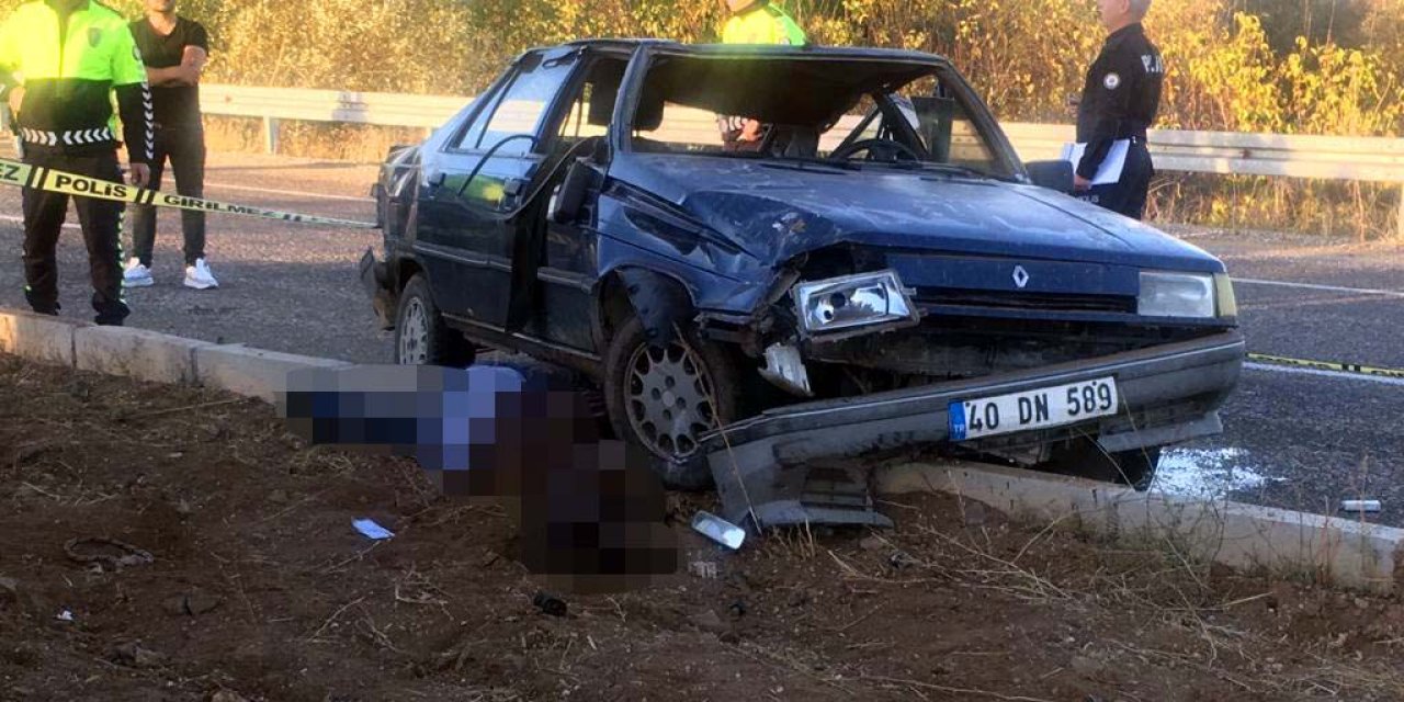 Refüje Çarpan Otomobilin Sürücüsü Camdan Fırlayıp, Tekerin Altında Kalarak Öldü