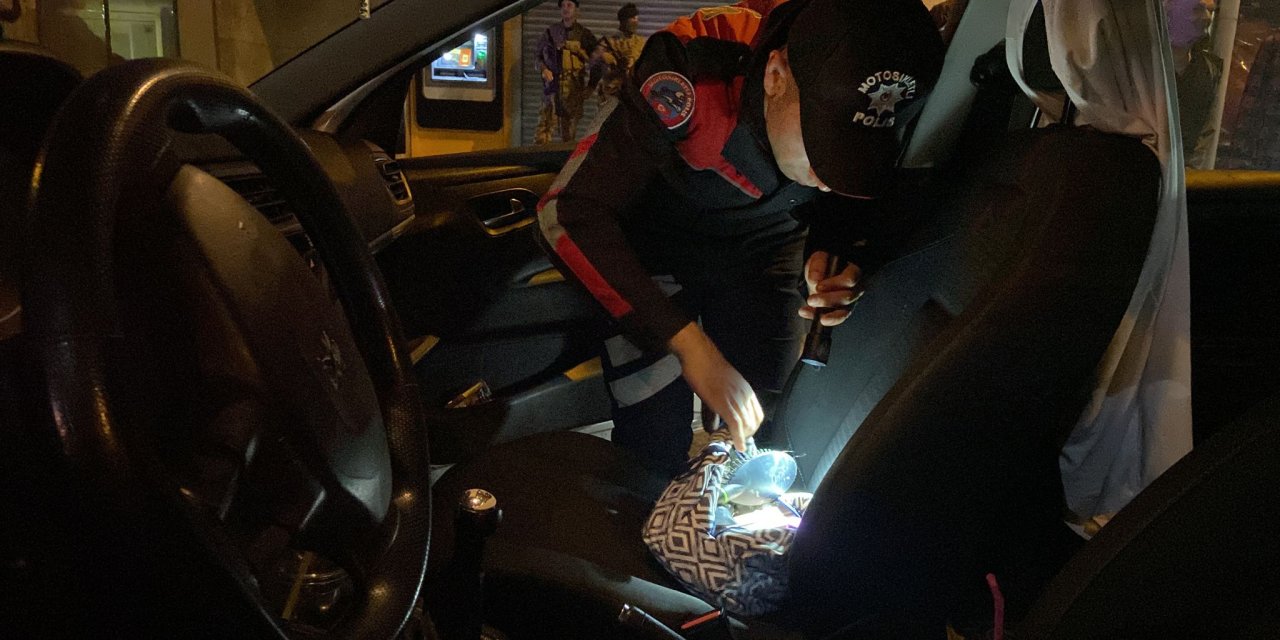 Beyoğlu'nda Denetim Sırasında Arama Yapılan Otomobilde Uyuşturucu Madde Bulundu