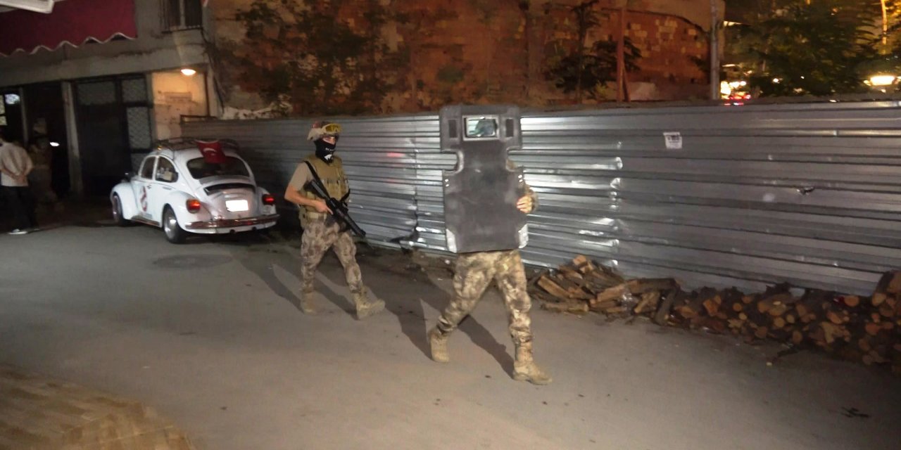 Balkona Çıkıp, Etrafa Gösterdiği Tabancayı Başına Dayadı; Polis İkna Etti