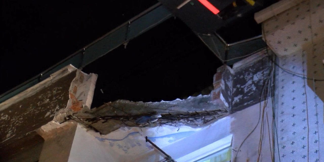 Zeytinburnu'nda 3 Katlı Binanın Terası Çöktü