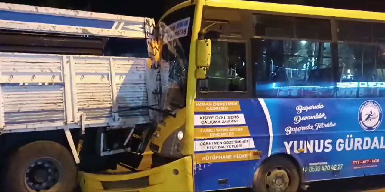 Gaziantep'te Halk Otobüsü, Park Halindeki Kamyona Çarptı: 5 Yaralı