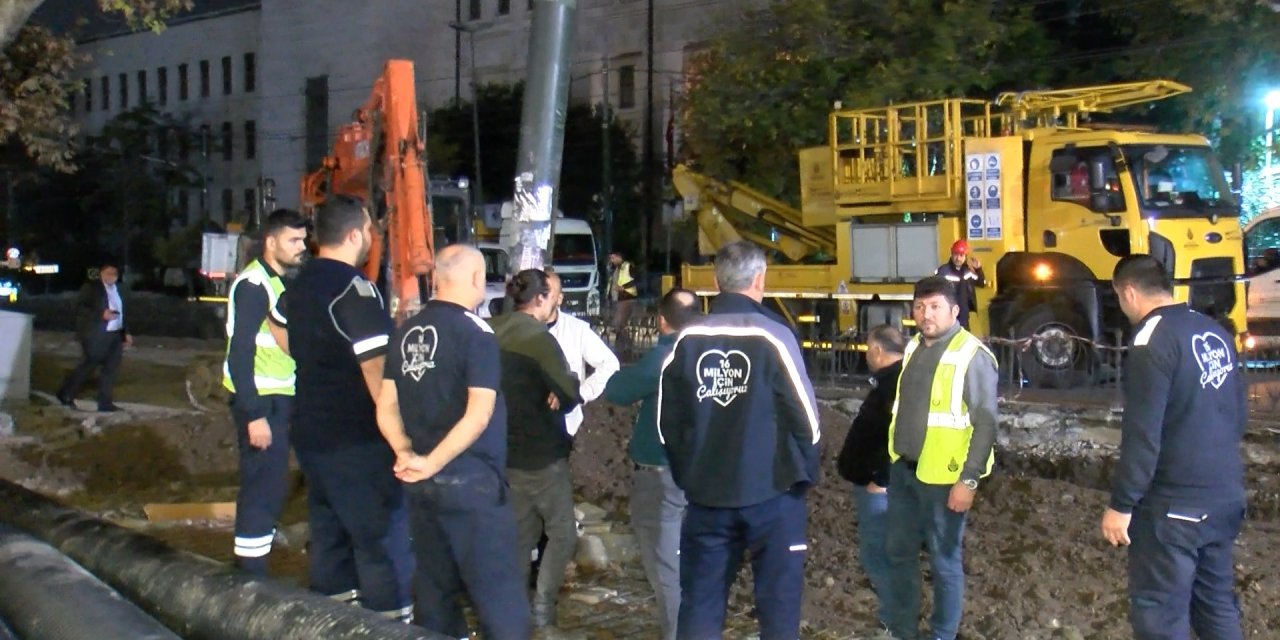 Fatih'te İş Makinesi Tramvay Hattının Tellerini Kopardı