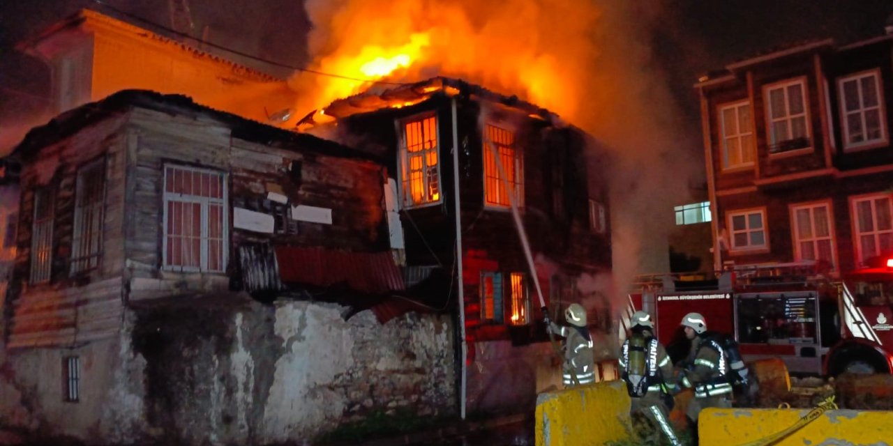 Fatih'te 2 Katlı Ahşap Bina Alev Alev Yandı