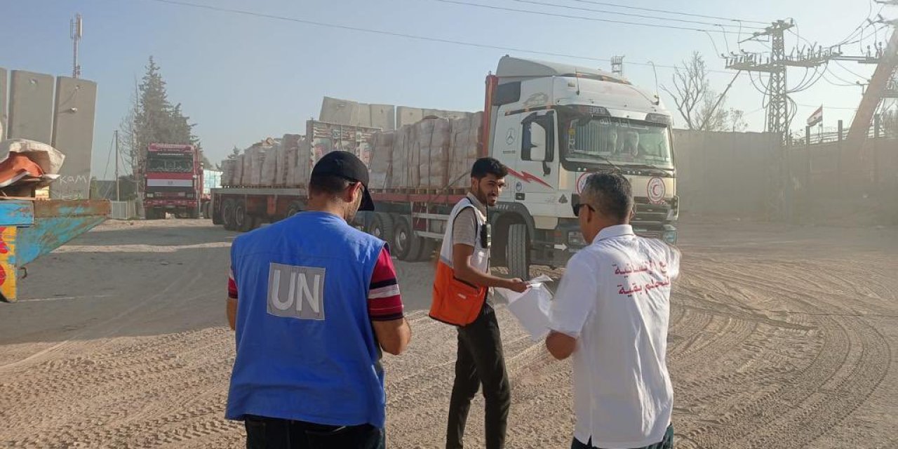 Filistin Kızılayı, İnsani Yardım Yüklü 106 Kamyonu Teslim Aldı