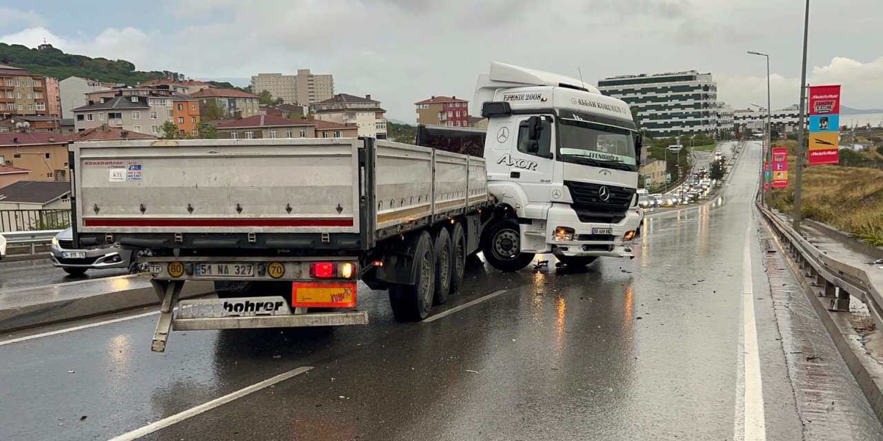 Maltepe'de Tır Refüje Çıktı: Yol Trafiğe Kapandı