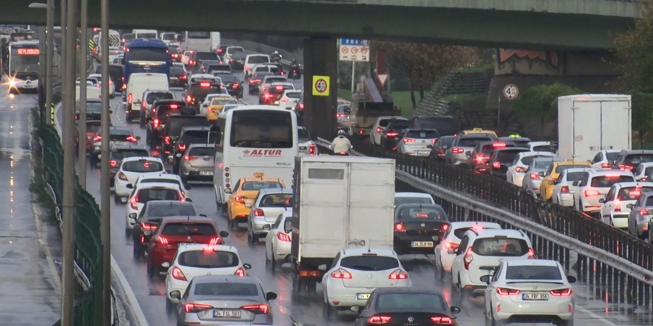 İstanbul'da Yağmur Nedeniyle Ulaşımda Yoğunluk Yaşanıyor -1 (Cevizlibağ)