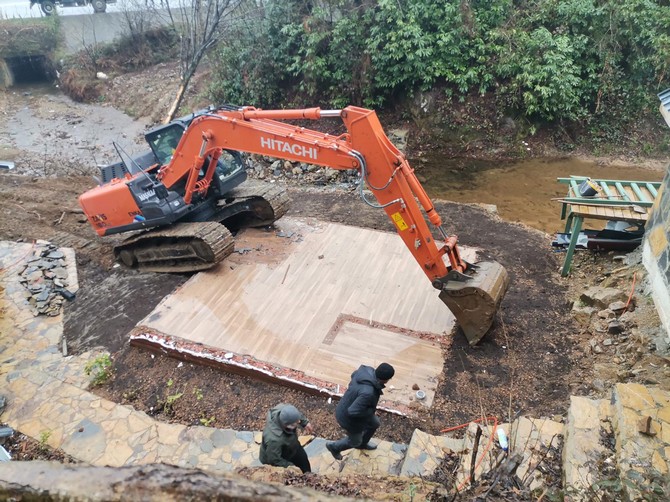 Rize'de inşaatı durdurulan ruhsatsız restoran ile 11 bungalov yıkıldı