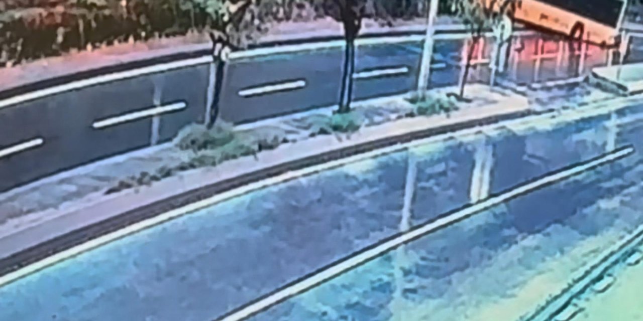 Beykoz'da Kayganlaşan Yolda İett Otobüsü Kazası Kamerada