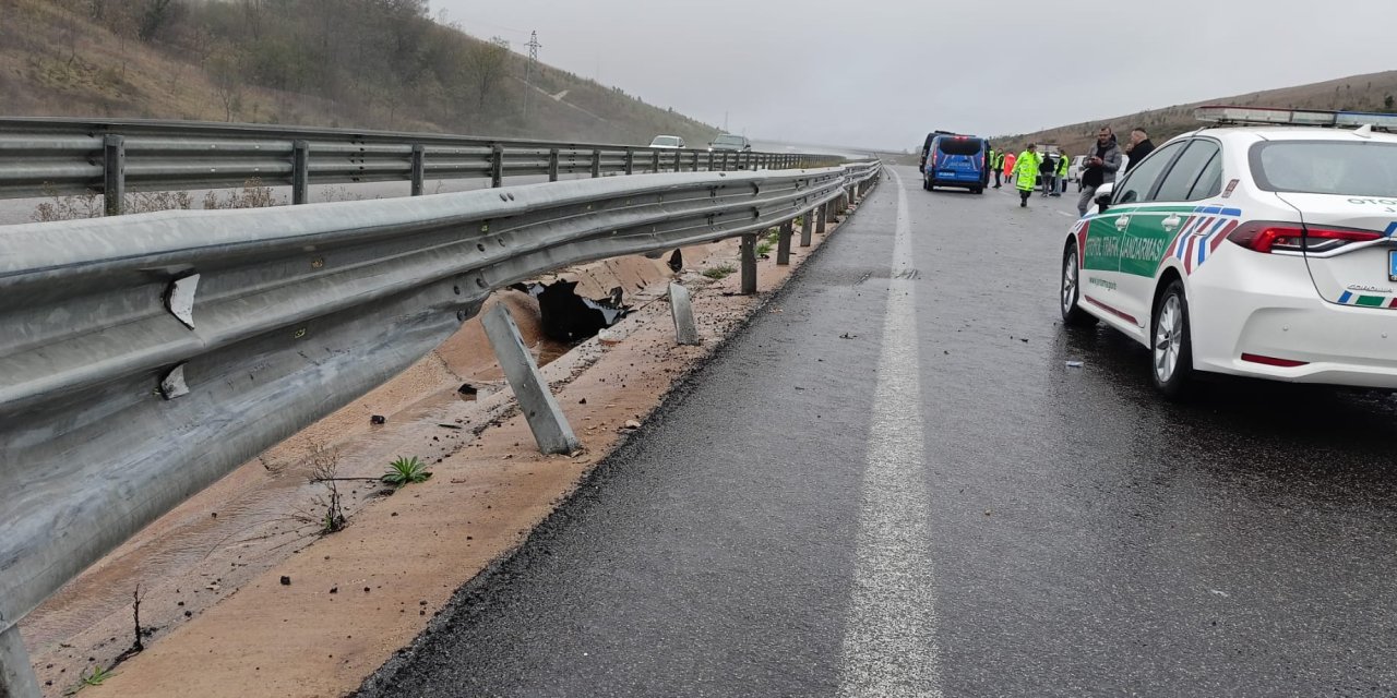 Minibüs, Kayan Otomobile Çarptı; 5 Yaralı