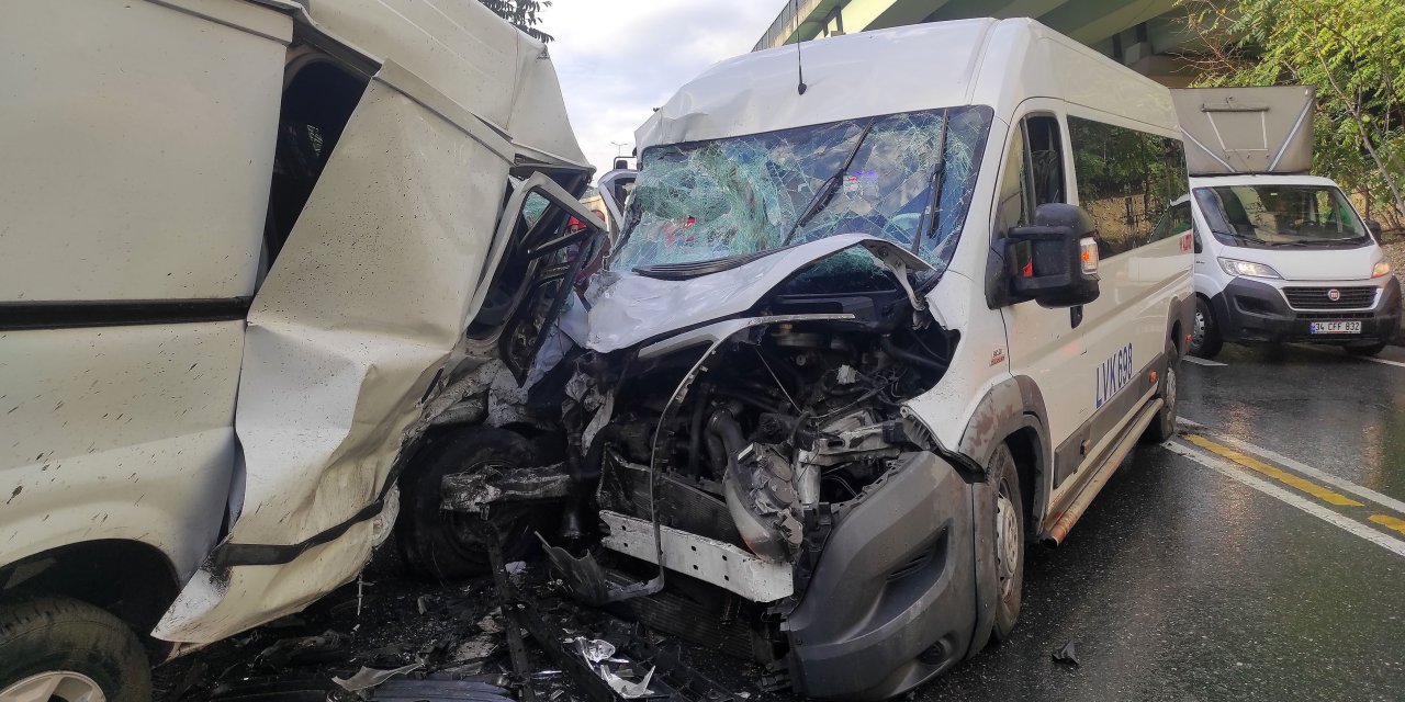 Kağıthane'de Servis Minibüsü İle Panelvan Kafa Kafaya Çarpıştı: 1'i Ağır 8 Kişi Yaralandı