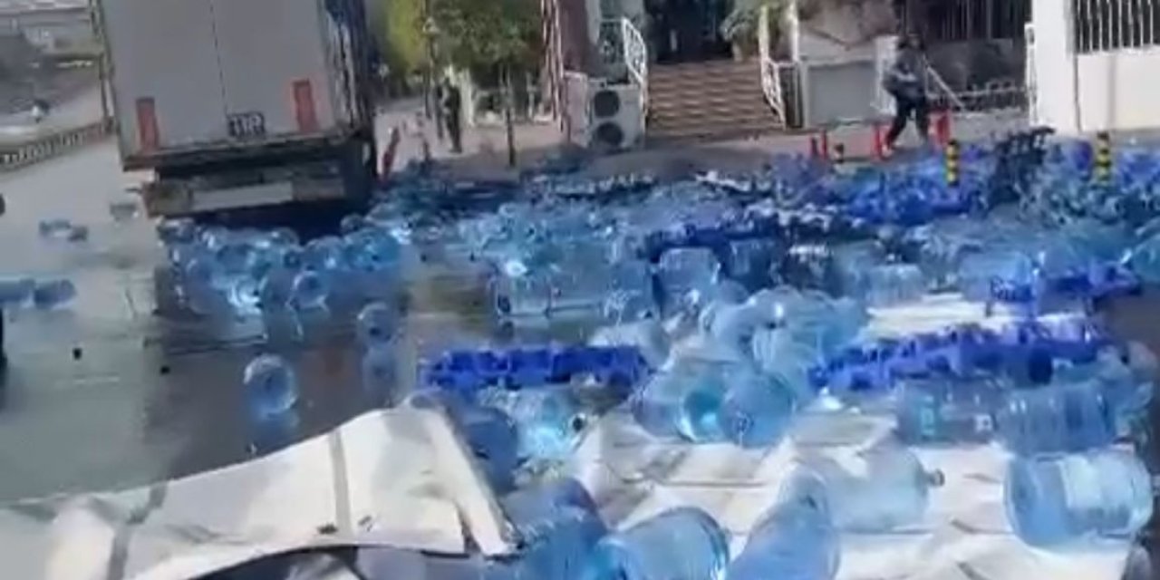 Bahçelievler'de Tır'ın Dorsesi Açıldı; Su Dolu Damacanalar Yola Dağıldı