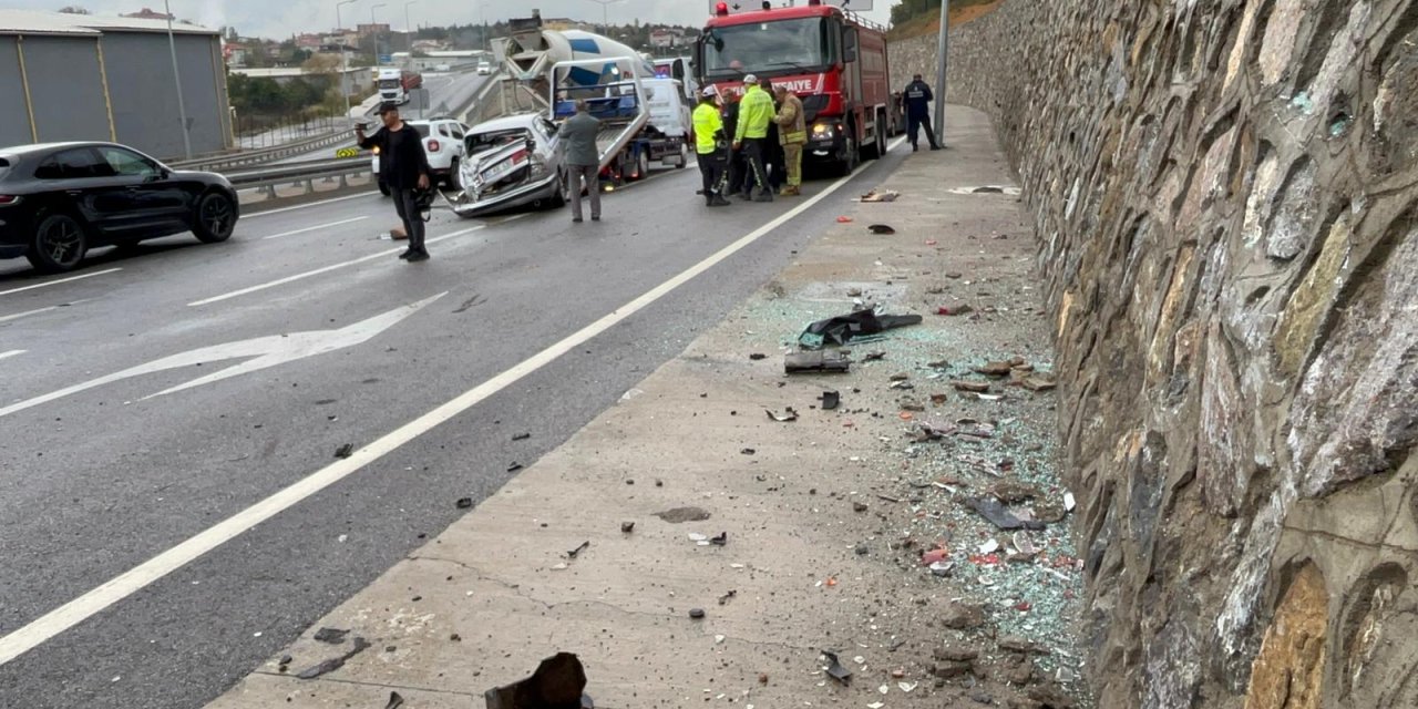 Maltepe'de Otomobil İstinat Duvarına Çarptı: 2 Yaralı
