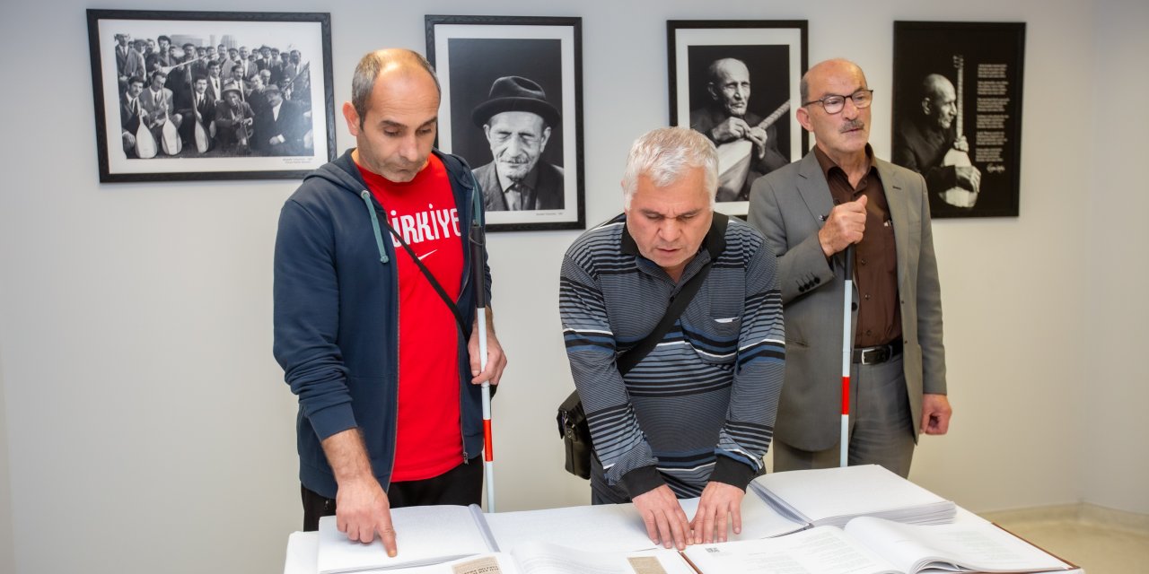 Göremedikleri Fotoğrafları, Hazırlanan Kitapla Dokunarak Anlamaya Çalıştılar