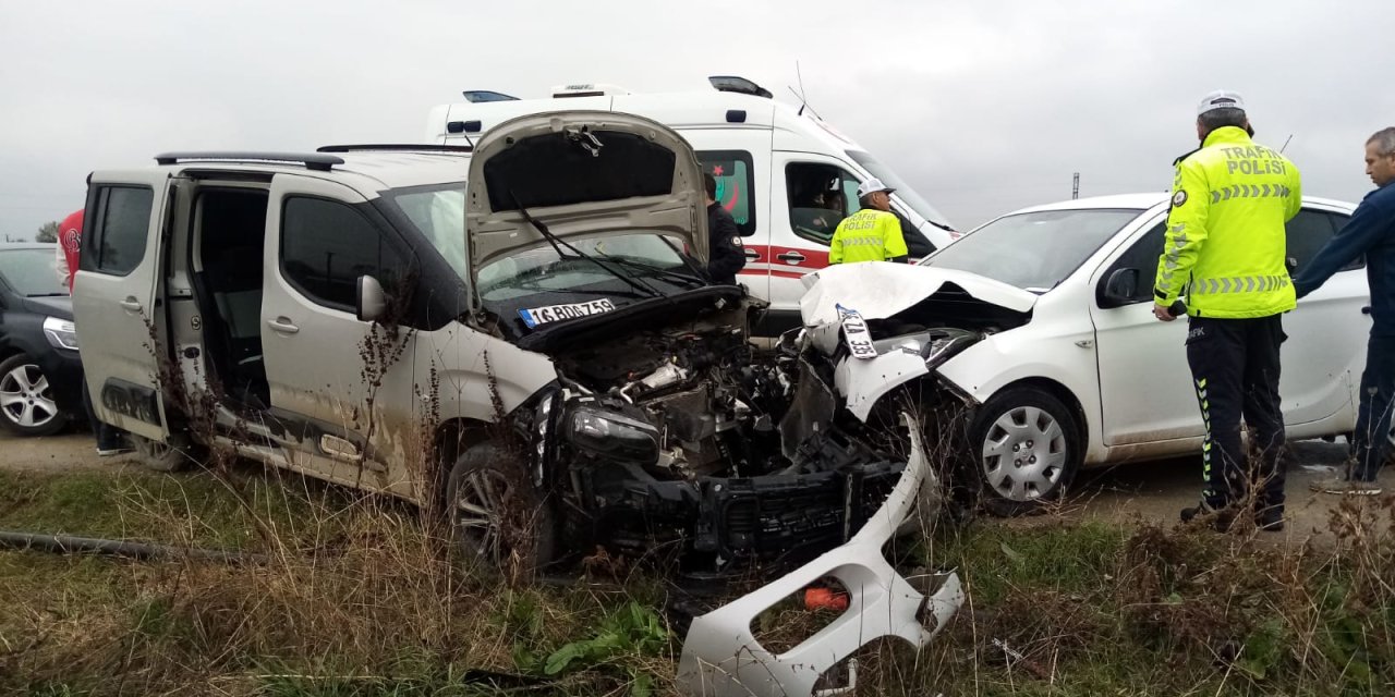 Hafif Ticari Araçla Otomobil Kafa Kafaya Çarpıştı: 2'si Çocuk, 5 Yaralı