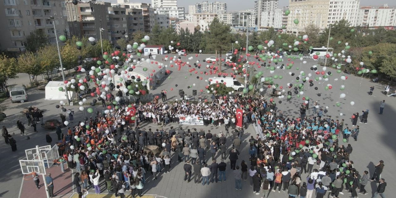 İsrail Saldırılarında Hayatını Kaybeden Filistinli Çocuklar İçin Gökyüzüne Balon Bıraktılar