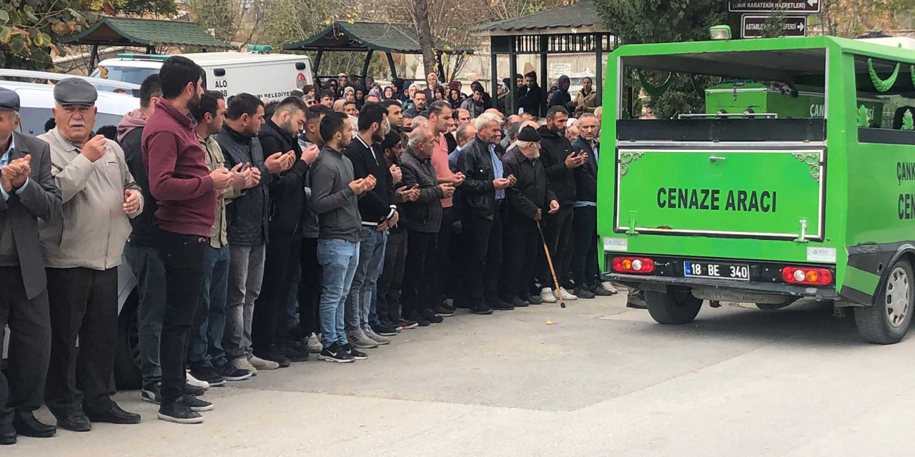 Bazanın İçinde Cesedi Bulunun Kadın, Toprağa Verildi