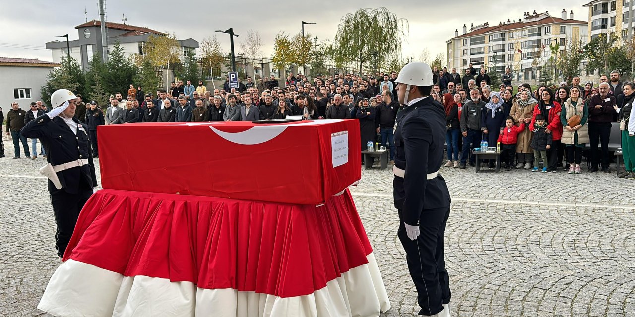 Kalp Krizi Geçiren Polis Öldü; Cenazede Eşi Fotoğrafına Sarılarak Gözyaşı Döktü