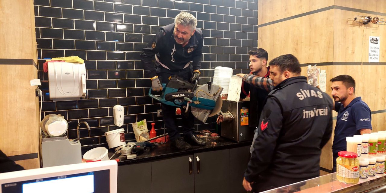 Kolunu Kaptırdığı Kıyma Makinesiyle Birlikte Hastaneye Kaldırıldı