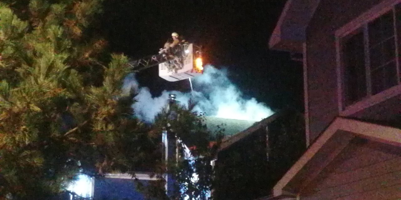 Silivri'de Villanın Çatısı Alev Alev Yandı