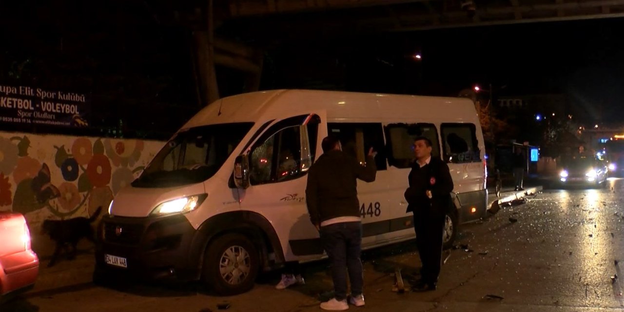Avcılar D-100'de, Otomobilin Çarparak Fırlattığı Demir Korkuluklar Servis Minibüsüne Saplandı: 4 Yaralı
