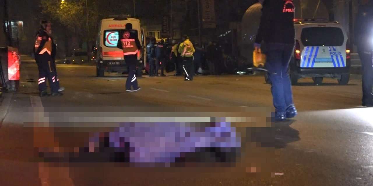 Takla Atan Otomobilden Fırlayan Kadın Öldü; Sağlık Ekiplerine Saldıran Yaralı Kaçtı