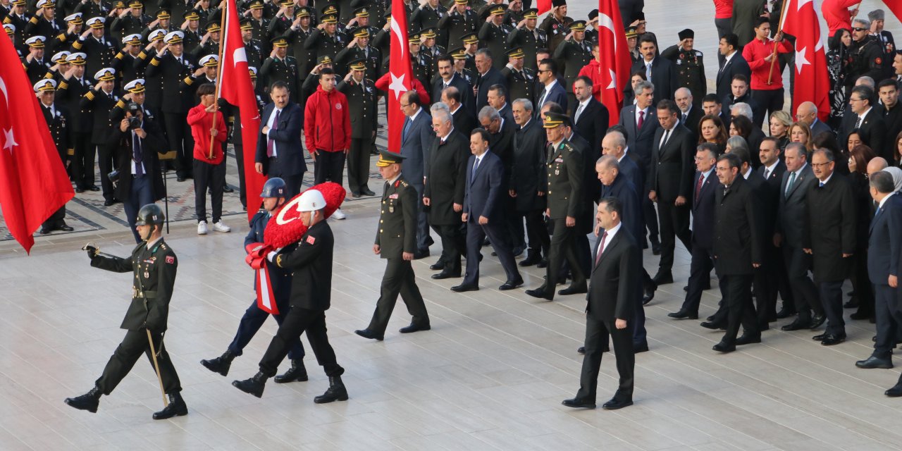 Atatürk, Anıtkabir'de Resmi Törenle Anıldı
