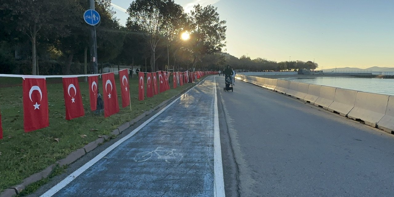 Kadıköy'de 'ata'Ya Saygı Zinciri'