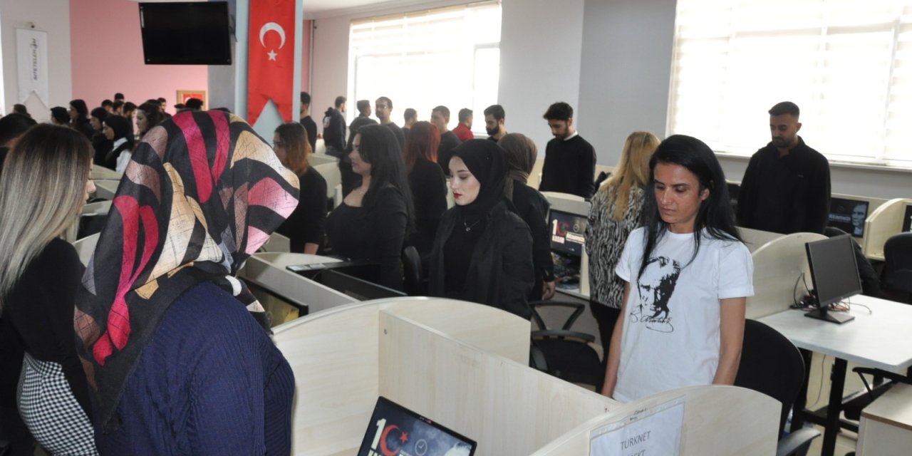 Çağrı Merkezi Çalışanları Bilgisayar Başında Atatürk'ü Andı