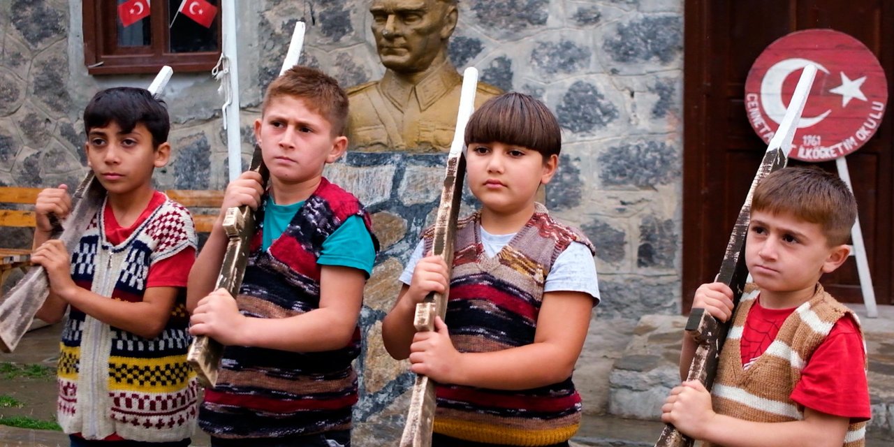Iğdır'daki Öğrenciler Anıtkabir'deki Nöbet Değişimini Köylerinde Canlandırdı