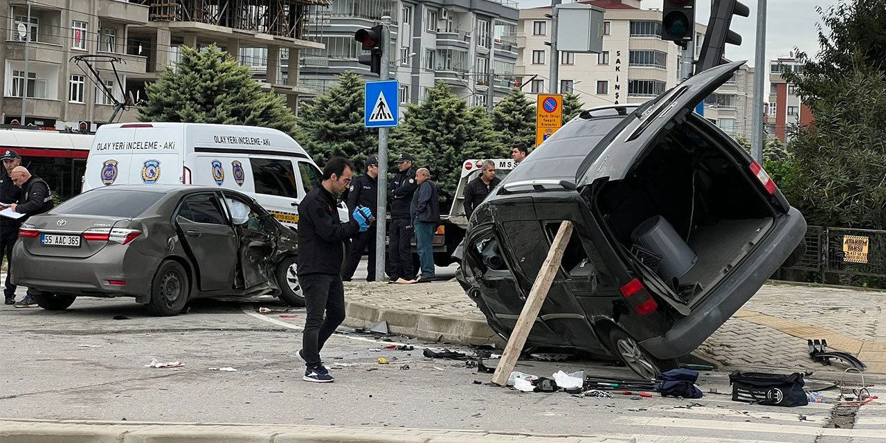 Sivil Polis Aracıyla Hafif Ticari Araç Çarpıştır; 2'si Ağır, 4 Yaralı