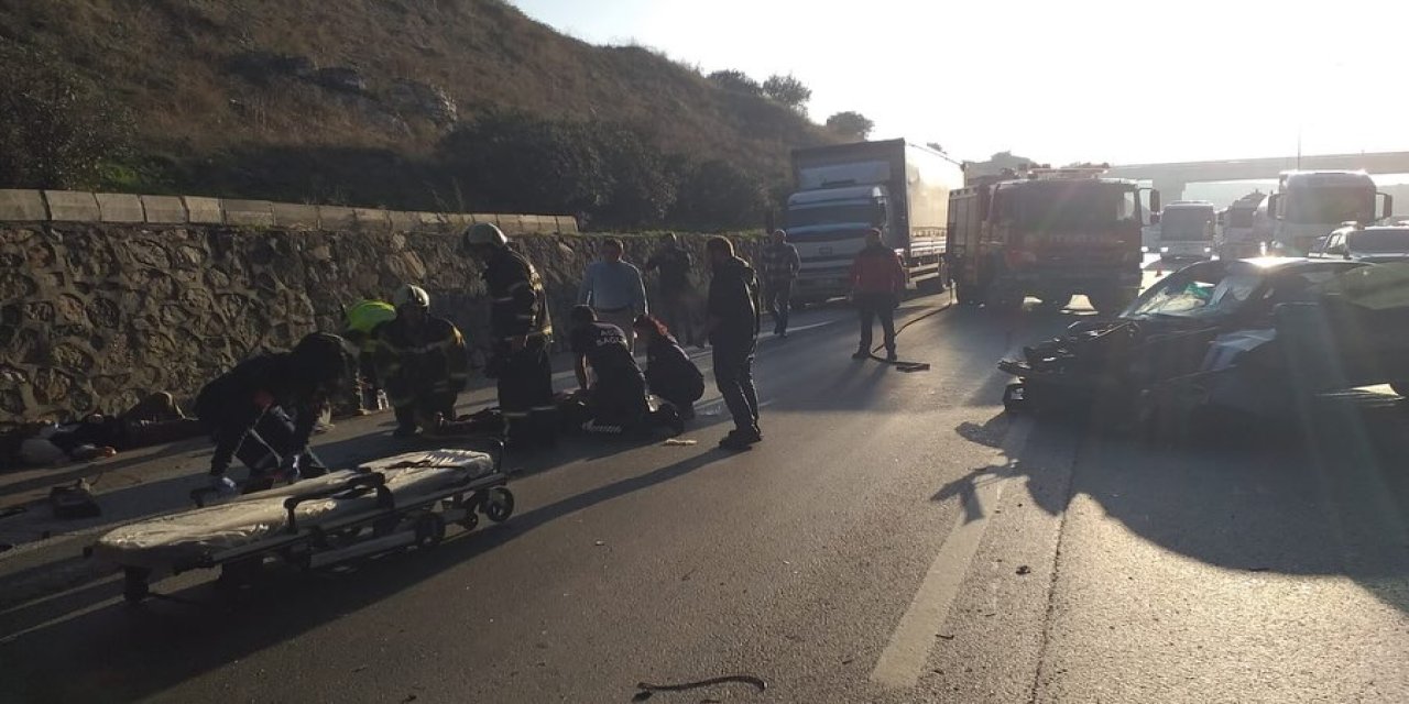 Otomobil, Tır’a Çarptı: 1’i Ağır 3 Yaralı