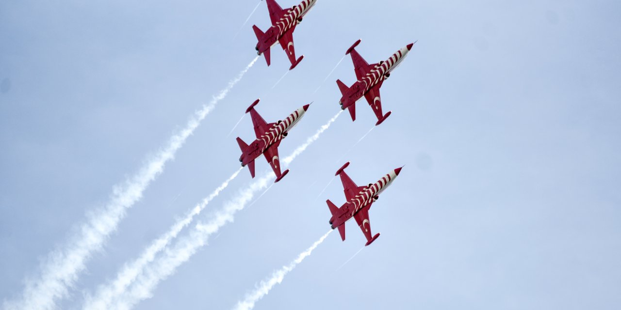 Türk Yıldızları'ndan 'ata'Ya Saygı' Uçuşu