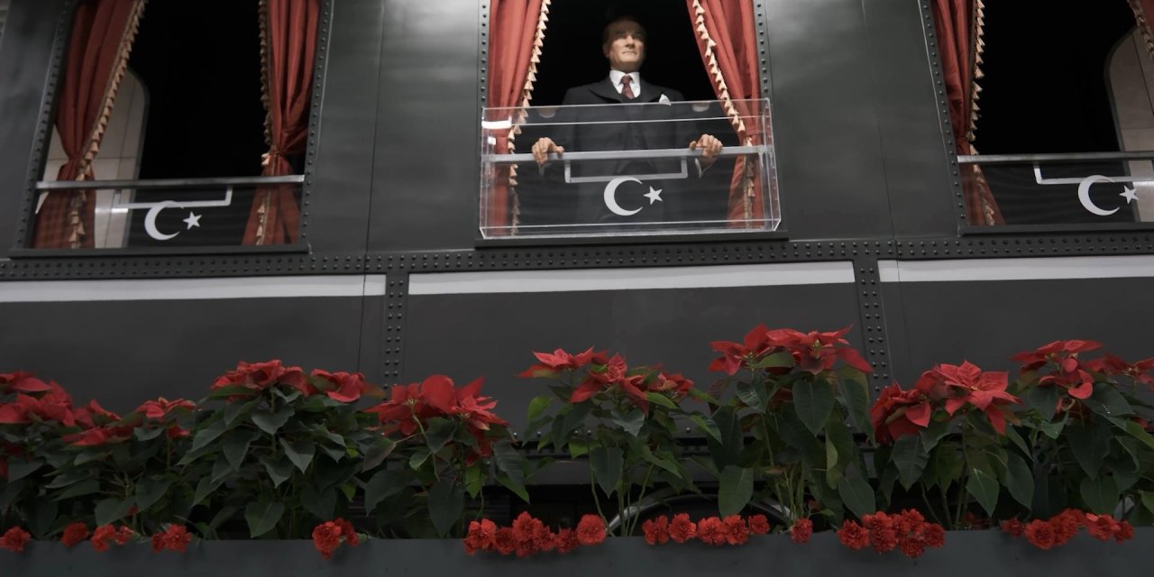 İstanbul'un Metro Ve Tramvaylarında 100 Bin Kişiden Ata'ya Saygı Duruşu