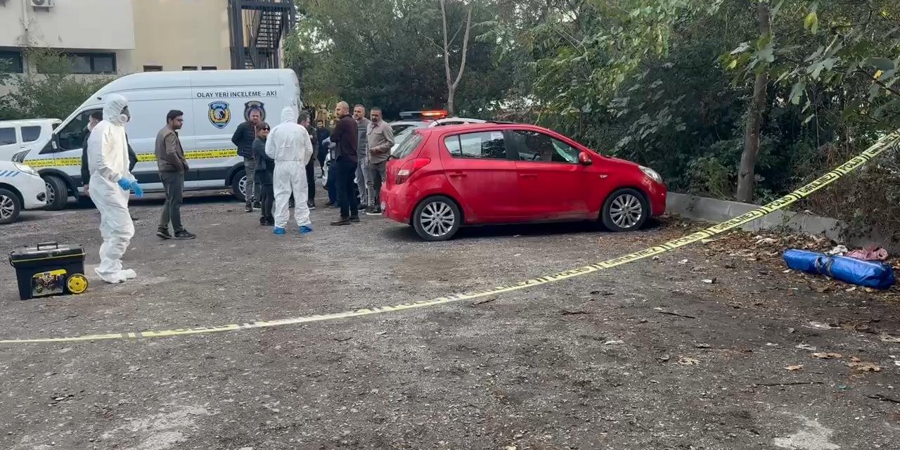 Ataşehir'de Otoparktaki Otomobilin İçinde Ceset Bulundu -1